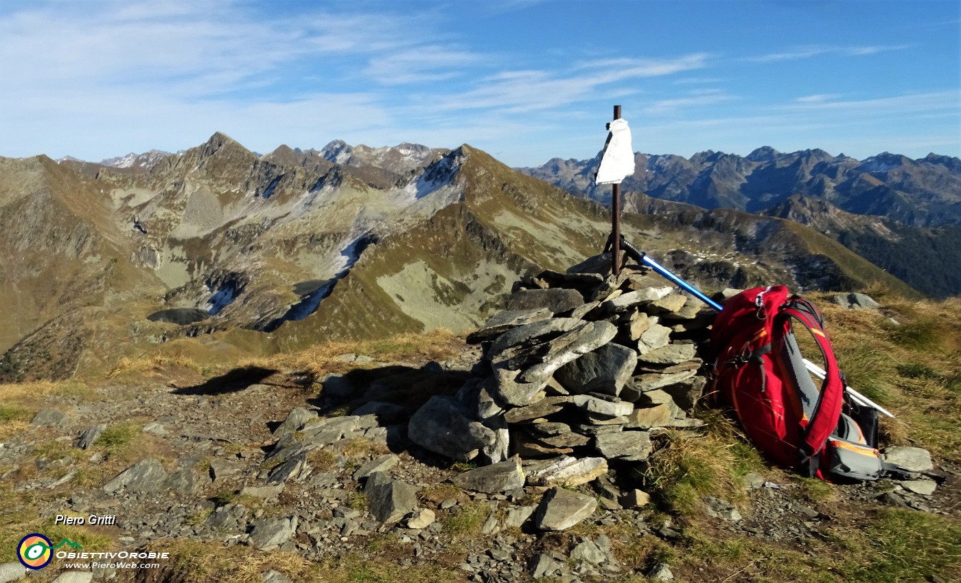 71 In vetta a Cima di Lemma (2348 m) con vista verso  Alpi Orobie.JPG -                                
